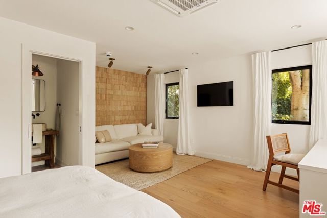 11476 La Maida Street, Los Angeles, CA 91601