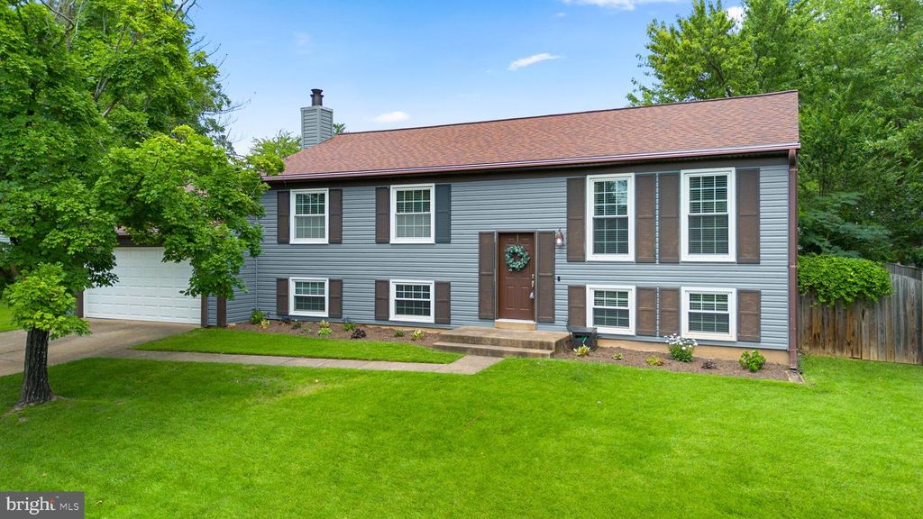 1236 SUMMERFIELD DR, Herndon, VA 20170