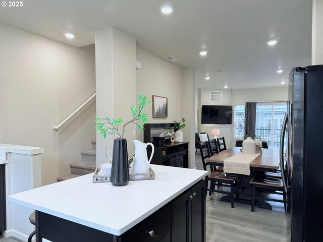 28830 Sw VILLEBOIS Dr, Wilsonville, OR 97070