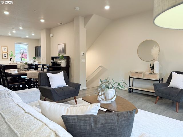 28830 Sw VILLEBOIS Dr, Wilsonville, OR 97070