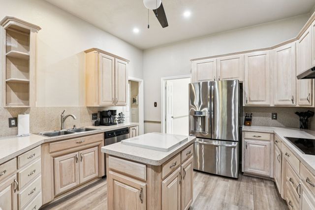 516 Shady Oaks Trail, Burleson, TX 76028