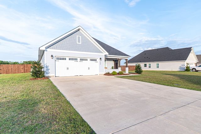 104 Creekridge St, Headland, AL 36345
