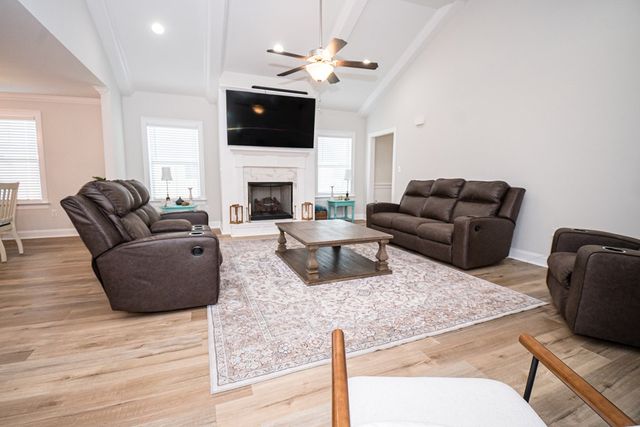 104 Creekridge St, Headland, AL 36345