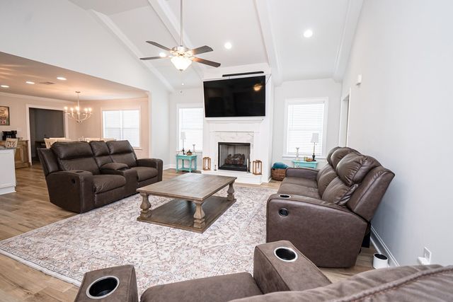 104 Creekridge St, Headland, AL 36345