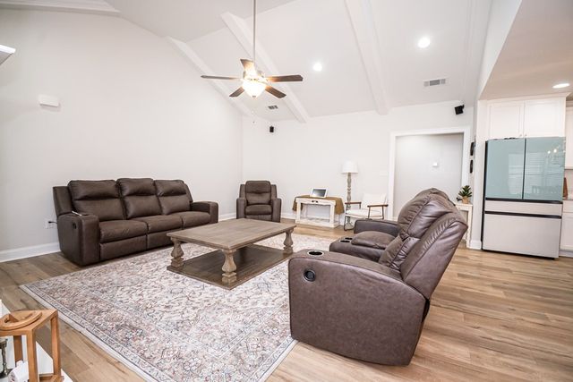 104 Creekridge St, Headland, AL 36345