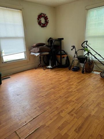 144 N Plum Street, Irvine, KY 40336