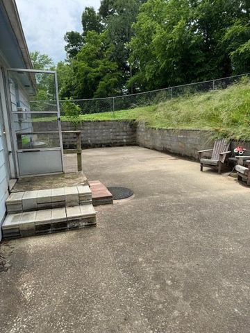 144 N Plum Street, Irvine, KY 40336