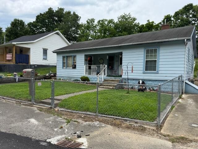 144 N Plum Street, Irvine, KY 40336
