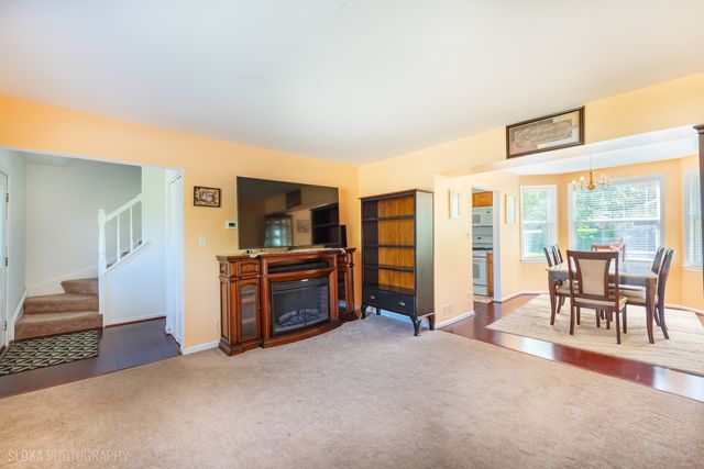 1705 Charles Avenue, Algonquin, IL 60102