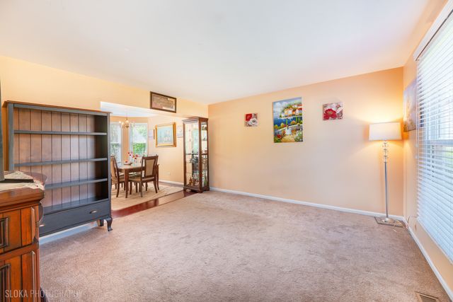 1705 Charles Avenue, Algonquin, IL 60102
