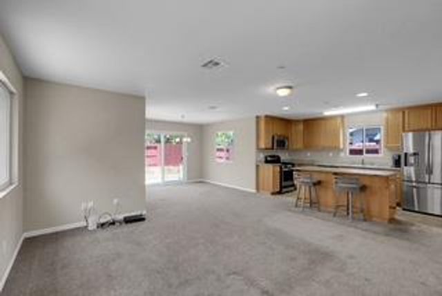 402 Hallman Ln, Oakdale, CA 95361