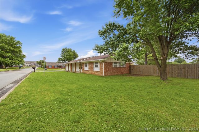 230 N Davis Avenue, Claremore, OK 74017