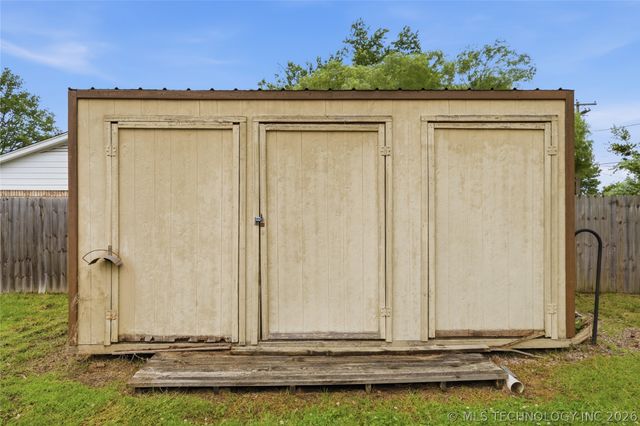 230 N Davis Avenue, Claremore, OK 74017