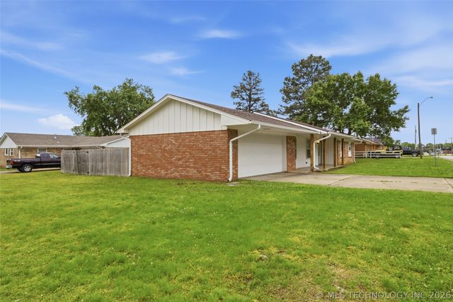 230 N Davis Avenue, Claremore, OK 74017