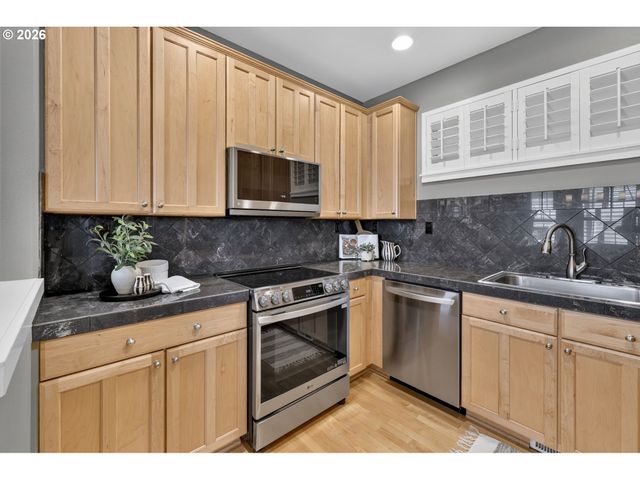 2527 Nw Stimpson Ln, Portland, OR 97229