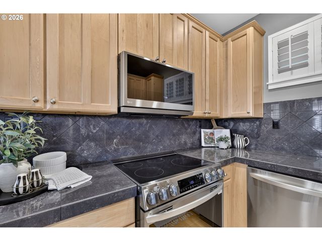 2527 Nw Stimpson Ln, Portland, OR 97229