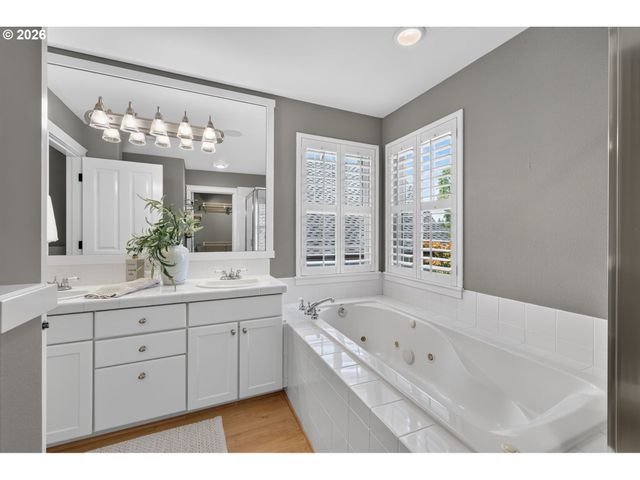 2527 Nw Stimpson Ln, Portland, OR 97229