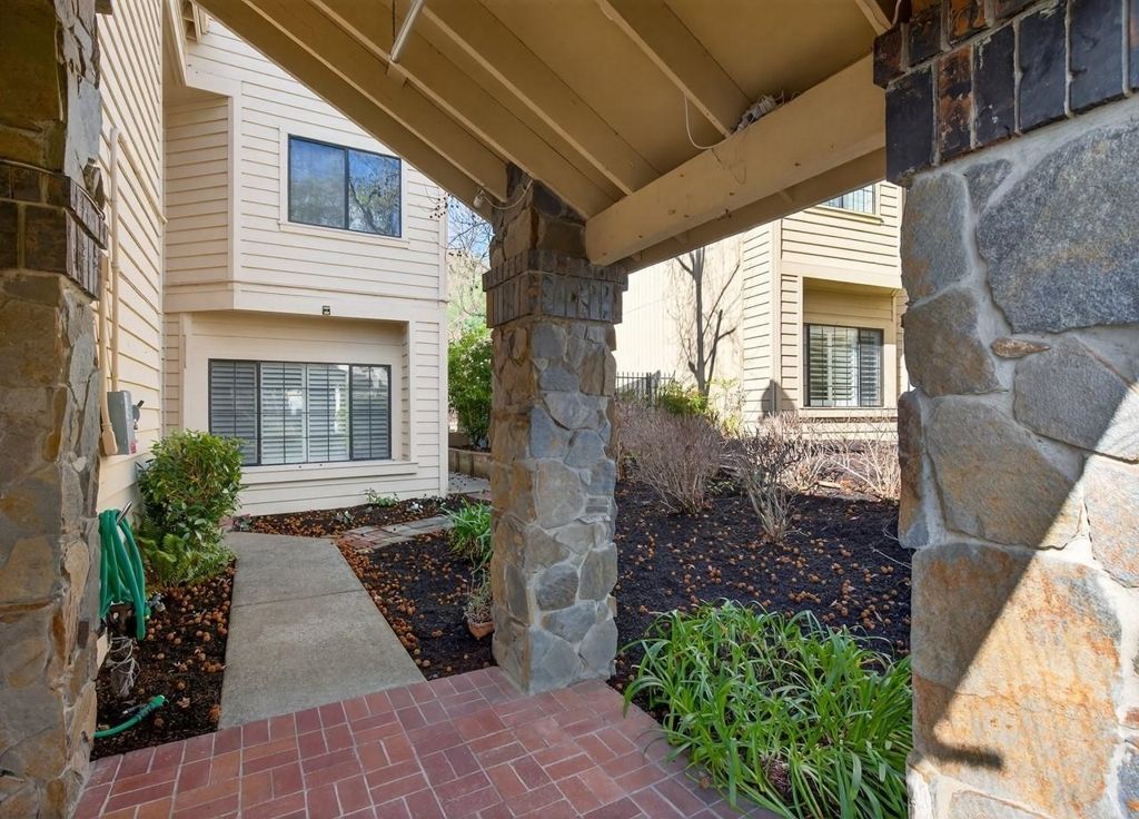 Image 4 of property listing at 455 455 Eagle Valley Way, Danville, CA 94506