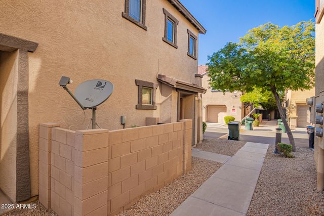 8117 W GROOM CREEK Road, Phoenix, AZ 85043