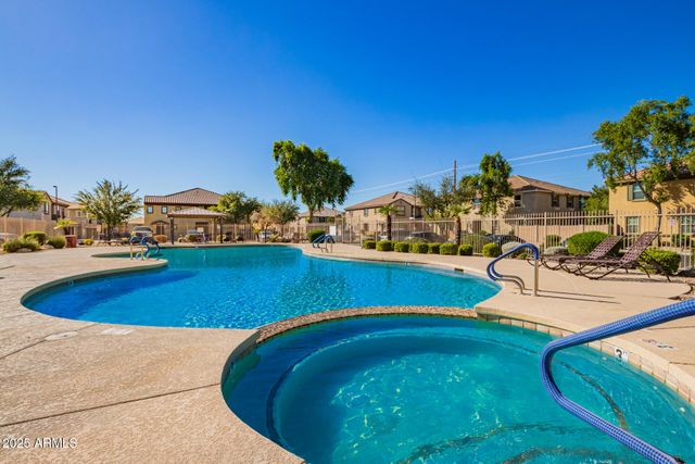 8117 W GROOM CREEK Road, Phoenix, AZ 85043