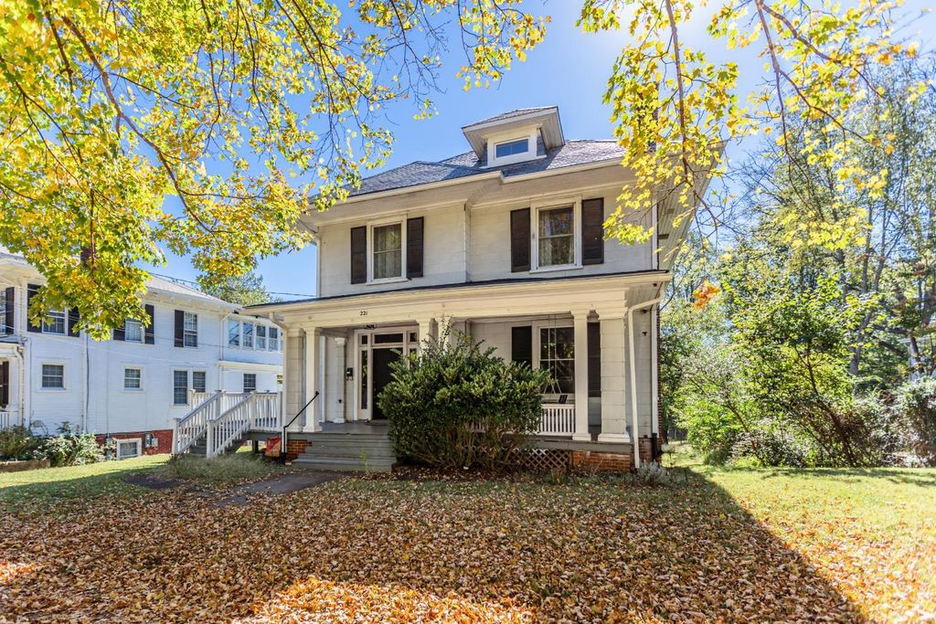 Image 1 of property listing at 221 Boston Ave, Lynchburg, VA 24503