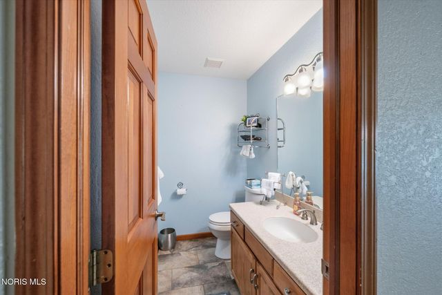 2252 Cedarwood Drive, Maumee, OH 43537