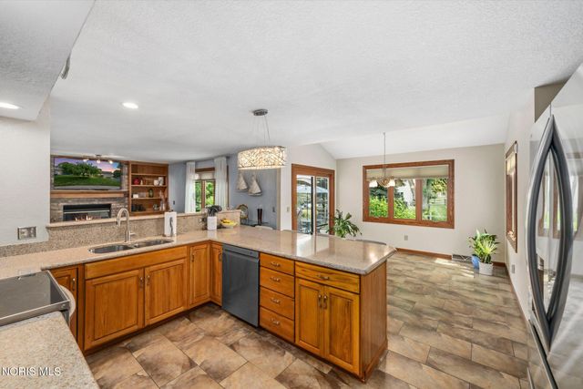 2252 Cedarwood Drive, Maumee, OH 43537