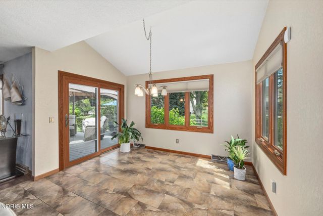 2252 Cedarwood Drive, Maumee, OH 43537