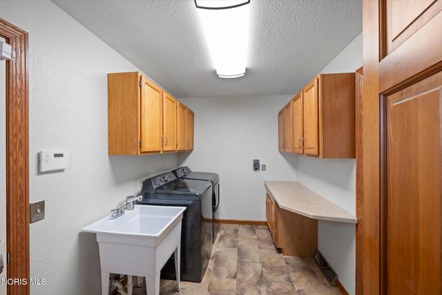 2252 Cedarwood Drive, Maumee, OH 43537
