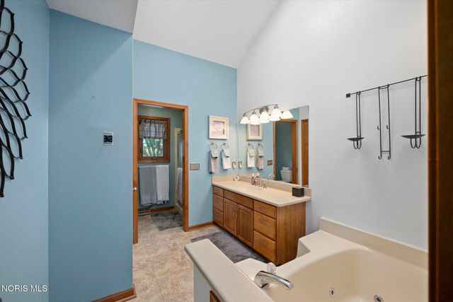 2252 Cedarwood Drive, Maumee, OH 43537