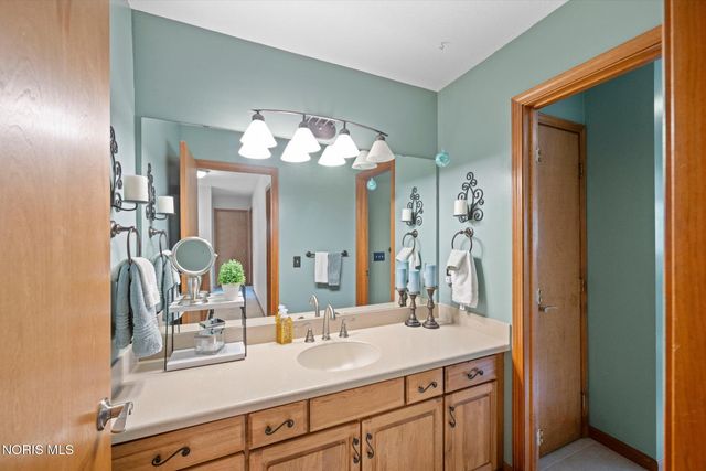 2252 Cedarwood Drive, Maumee, OH 43537