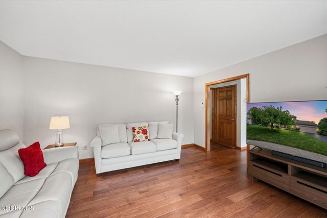 2252 Cedarwood Drive, Maumee, OH 43537