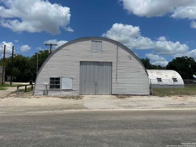 1905 AVENUE R, Hondo, TX 78861