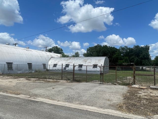 1905 AVENUE R, Hondo, TX 78861