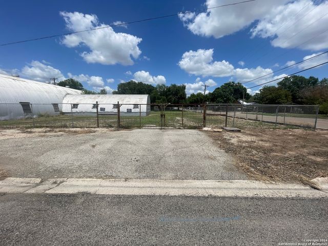 1905 AVENUE R, Hondo, TX 78861