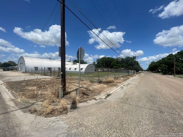 1905 AVENUE R, Hondo, TX 78861