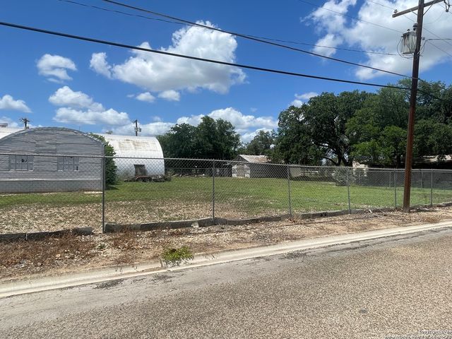 1905 AVENUE R, Hondo, TX 78861