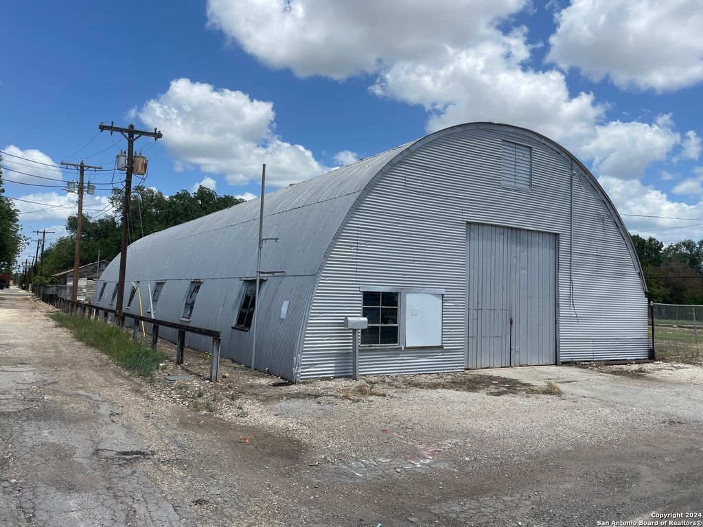 1905 AVENUE R, Hondo, TX 78861