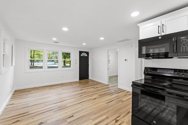 11 Fifth Ave, Lakeville, MA 02347