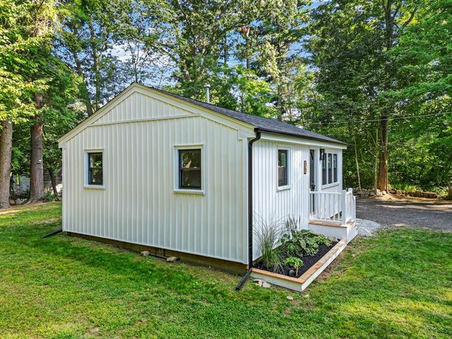 11 Fifth Ave, Lakeville, MA 02347