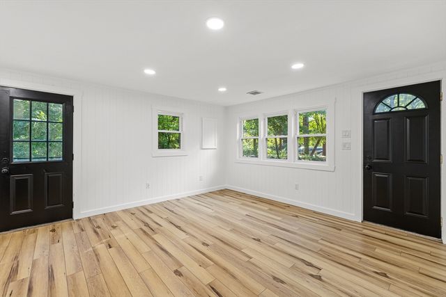 11 Fifth Ave, Lakeville, MA 02347