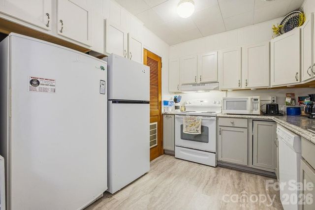 88 Lost Creek Drive, Flat Rock, NC 28731