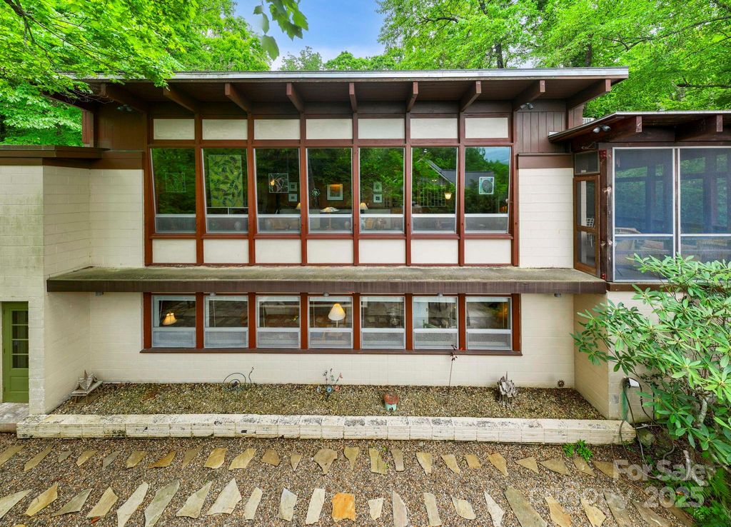 21 Rhododendron Road, Black Mountain, NC 28711
