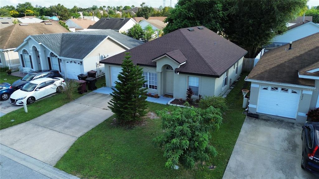 Image 2 of property listing at 6912 LONG NEEDLE COURT, Orlando, FL 32822