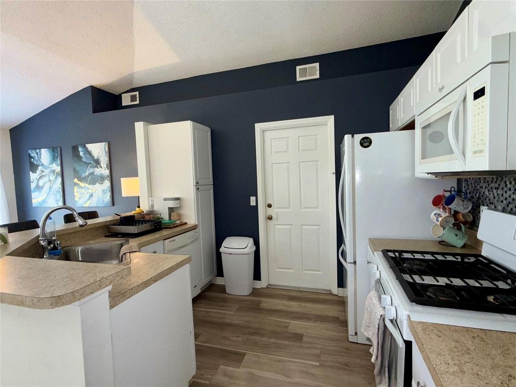 Image 13 of property listing at 6912 LONG NEEDLE COURT, Orlando, FL 32822