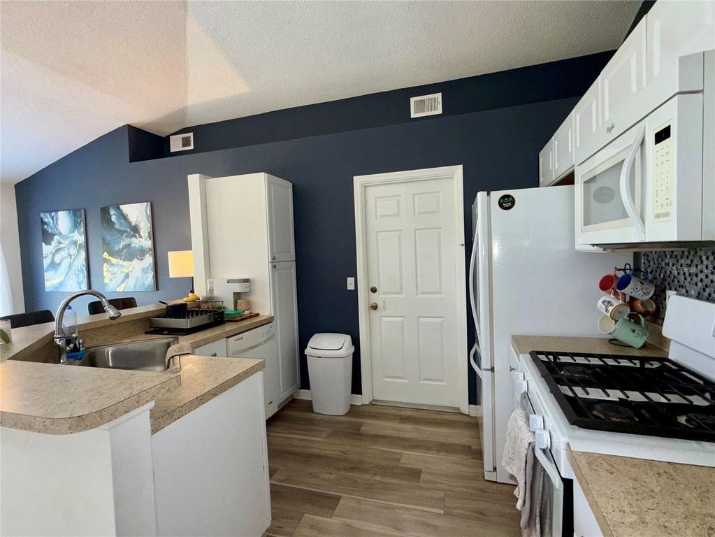 Image 14 of property listing at 6912 LONG NEEDLE COURT, Orlando, FL 32822