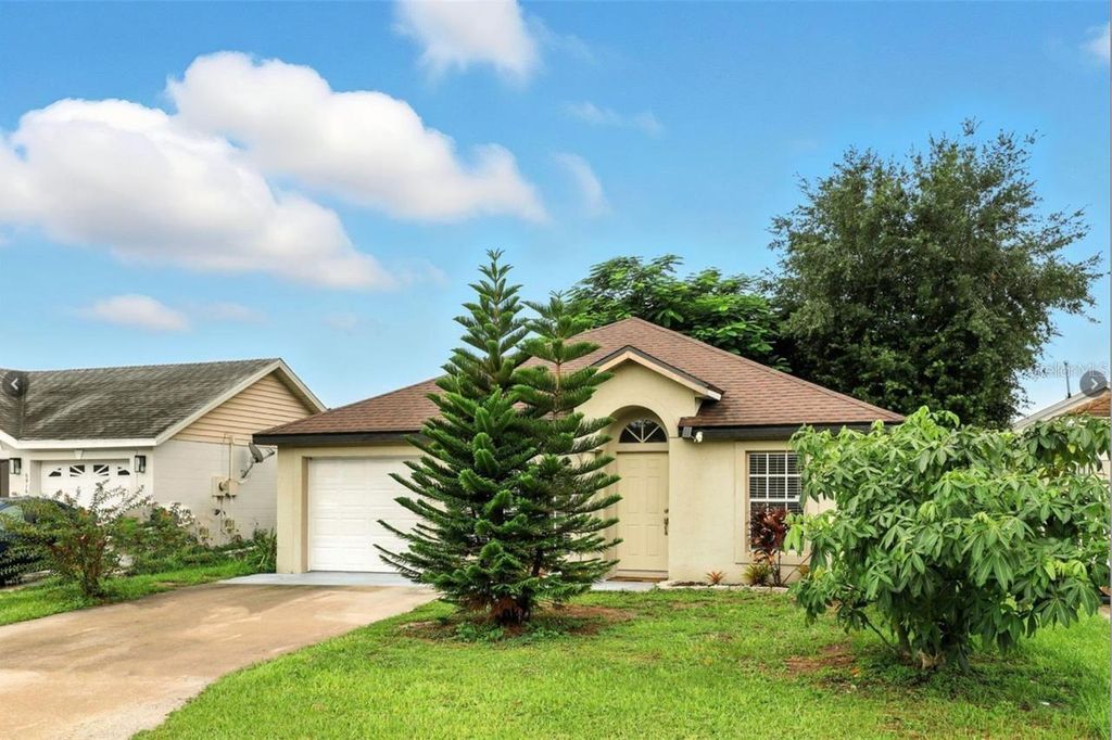 Image 5 of property listing at 6912 LONG NEEDLE COURT, Orlando, FL 32822