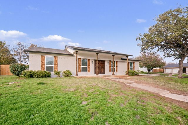 4551 Parkwood Drive, Forest Hill, TX 76140