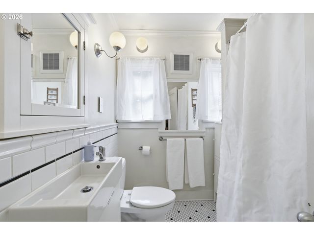 4135 Ne MULTNOMAH St, Portland, OR 97232