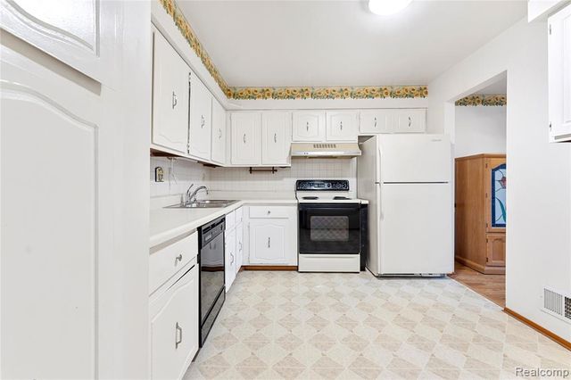 4655 Leisure Lane 48, Trenton, MI 48183